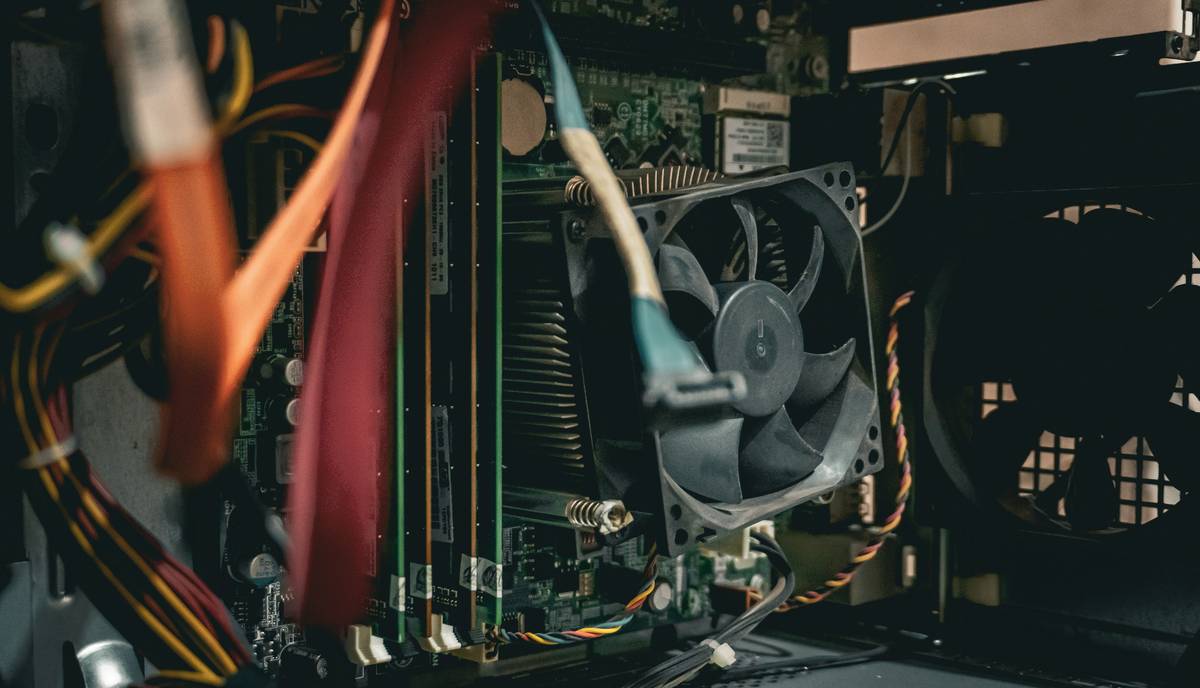 Before/after decibel and temperature readings showing quieter operation and lower temps after fan curve optimization