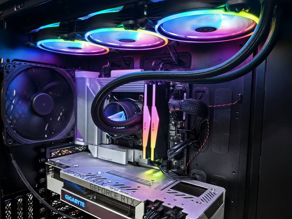 Comparison chart showing airflow fans vs static pressure fans: airflow fans have curved blades for open spaces, static pressure fans have squared blades for pushing through radiators